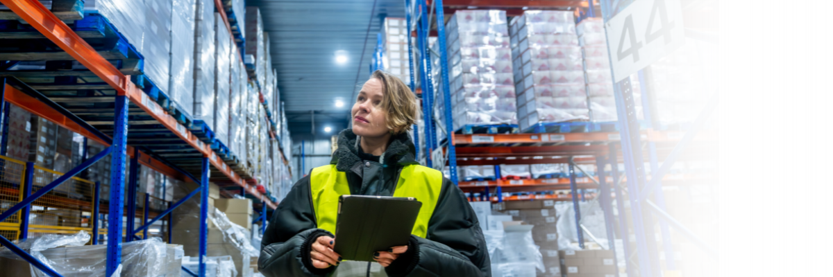 Responsable d'inventaire qui oeuvre avec des outils intelligents pour mieux se repérer et accélérer ses tâches. 